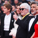 pedro-almodovar-cannesa-9-dakikalik-alkisla-dondu-3ccy.jpg