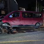 sakaryada-kontrolden-cikan-minibus-yol-ortasindaki-demirlere-carpti-gqw7.jpg