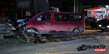 sakaryada-kontrolden-cikan-minibus-yol-ortasindaki-demirlere-carpti-gqw7.jpg