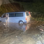 yagis-nedeniyle-alt-gecitte-mahsur-kalan-anne-ogul-kurtarildi-816u.jpg