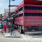 Adana039da-surucusunun-kontrolunden-cikan-kamyon-markete-girdi.jpg