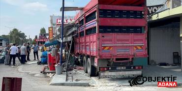 Adana039da-surucusunun-kontrolunden-cikan-kamyon-markete-girdi.jpg