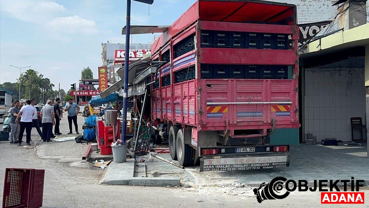 Adana039da-surucusunun-kontrolunden-cikan-kamyon-markete-girdi.jpg