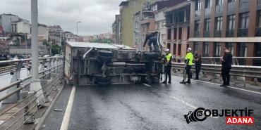 bomonti-dolmabahce-tuneli-cikisinda-bariyerlere-carpan-kamyonet-devrildi-3ikp.jpg