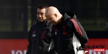 liverpoolda-yaprak-dokumu-van-bronckhorst-da-kovuldu-mfgb.jpg