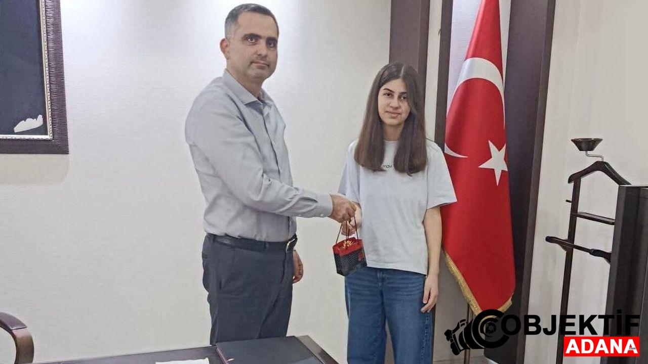 Kozan-Kaymakami-Arslankoylu-LGS039den-tam-puan-alan-ogrenciyi-odullendirdi.jpg