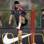 besiktas-ve-trabzonspor-milli-stoper-cenk-ozkacarin-transferinde-karsi-karsiya-niae.jpg