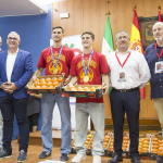dunya-sampiyonu-olan-ispanyol-futbolcular-fabian-ruiz-ve-gaviye-memleketlerinde-domates-hediye-edild.jpeg