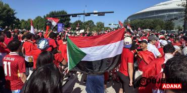 misirli-taraftarlar-filistin-bayraklariyla-dallasta-tezahuratlarla-stada-yurudu-or67.jpg
