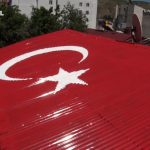 vatan-sevgisini-evinin-catisina-isledi-0uec.jpg
