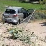 zincirleme-kazada-otomobil-enstitunun-bahcesine-dustu-cok-sayida-yarali-var-lnhp.jpg