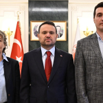 adalet-bakani-gurlek-behcet-oktayin-ailesiyle-gorustu-lg8e.jpg