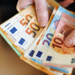 avrupalilar-evde-nakit-para-sakliyor-sebebi-belli-oldu-pplu.jpg