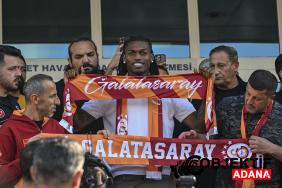 galatasaray-icin-istanbula-gelen-rafael-leaoya-taraftardan-karsilama-h2im.jpg