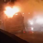 kartalda-minibus-yangini-pes-pese-patlamalar-panige-neden-oldu-rqhl.jpg