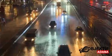 istanbulda-yagmur-etkisini-gosterdi-yollar-gole-dondu-v0ff.jpg