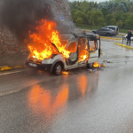 kocaelide-otomobil-alevlere-teslim-oldu-v6n1.jpg