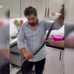 2-metrelik-yilani-4-saatlik-mucadele-sonunda-yakaladi-lastik-gibi-oynadi-xjan.jpg
