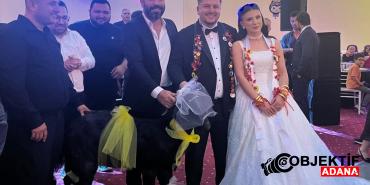 Adana039daki-dugunde-gelin-ve-damada-keci-hediye-edildi.jpg