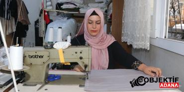 Kadin-muhtar-mahallelinin-hem-derdini-dinliyor-hem-terziligini-yapiyor.jpg
