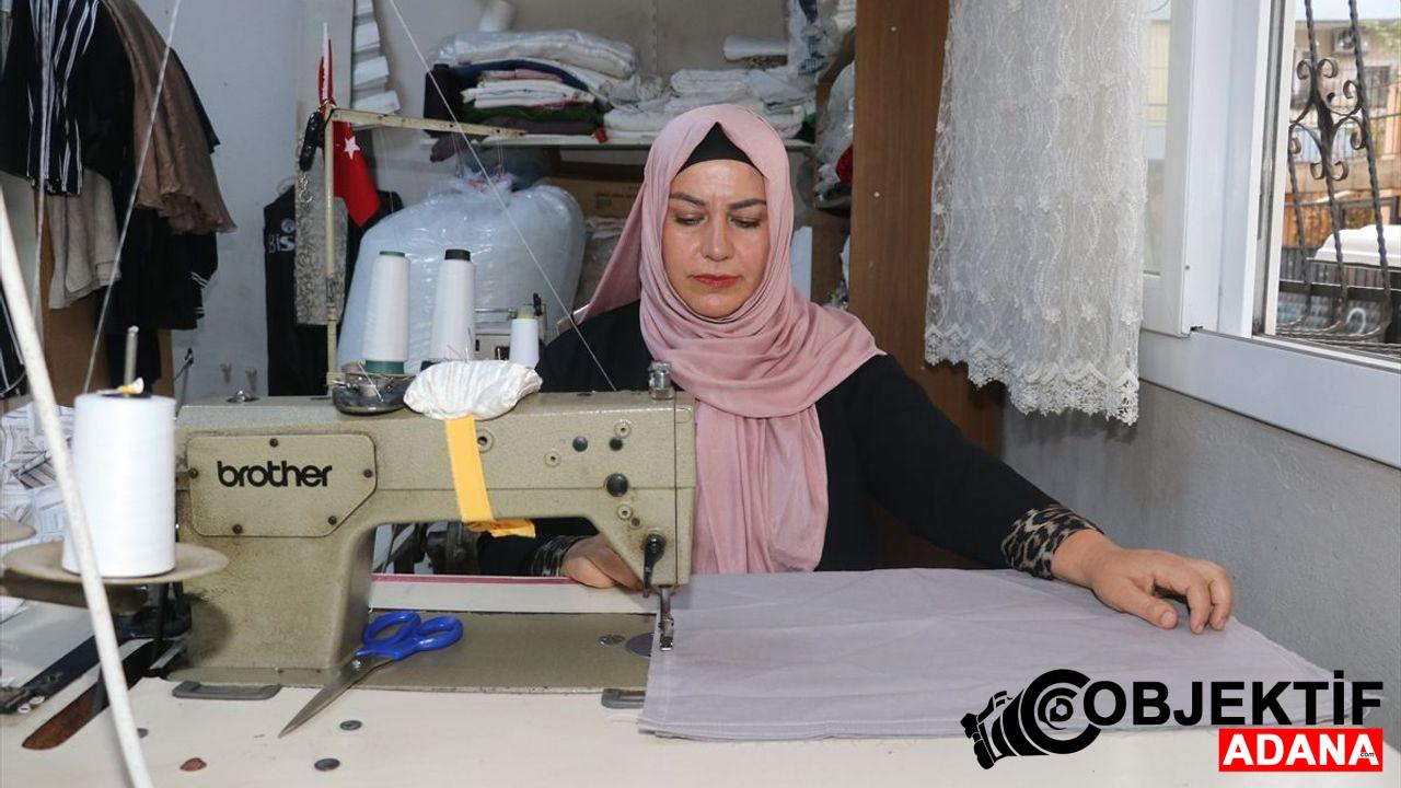 Kadin-muhtar-mahallelinin-hem-derdini-dinliyor-hem-terziligini-yapiyor.jpg