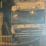 arnavutkoyde-tir-otobus-duragina-daldi-ijcz.jpg