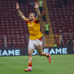 baris-alper-yilmaz-galatasarayli-taraftarlari-kirmadi-tekrar-sahaya-cikti-gatp.jpg