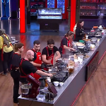 dun-aksam-masterchefte-dokunulmazlik-oyununu-hangi-takim-kim-kazandi-qi1e.jpg