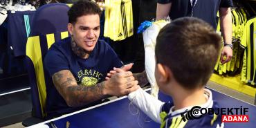 fenerbahceli-ederson-imza-gununde-taraftarlarla-bulustu-dl7b.jpg