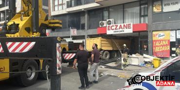 istanbulda-kamyon-eczaneye-daldi-6-yarali-omxq.jpg