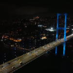 istanbulda-kopruler-turk-dunyasi-gunu-sebebiyle-turkuaza-burundu-p7do.jpg
