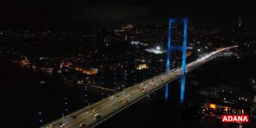 istanbulda-kopruler-turk-dunyasi-gunu-sebebiyle-turkuaza-burundu-p7do.jpg