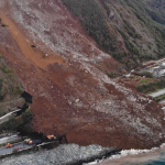 karadeniz-sahil-yolunda-buyuk-tehlike-500-tonu-asan-kaya-bloklari-hareket-ediyor-iwan.jpg