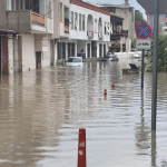 mersinde-saganak-sele-donustu-sokaklari-su-basti-araclar-mahsur-kaldi-qdf1.jpg